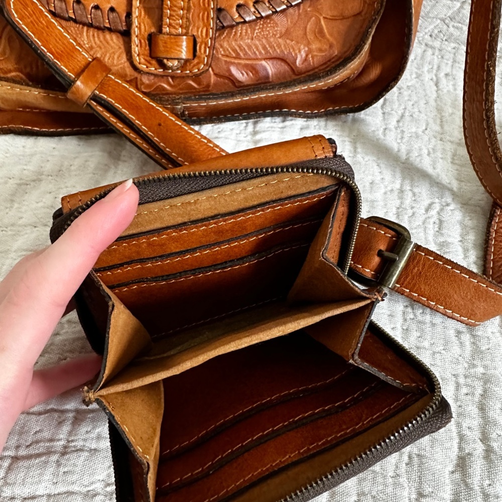 Patricia Nash Medium sized Saddle Bag with Matching Wallet - Picture 3 of 8
